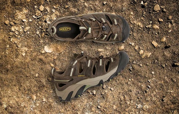 picture of a Keen Arroyo II Men closed-toe walking sandals on sand 