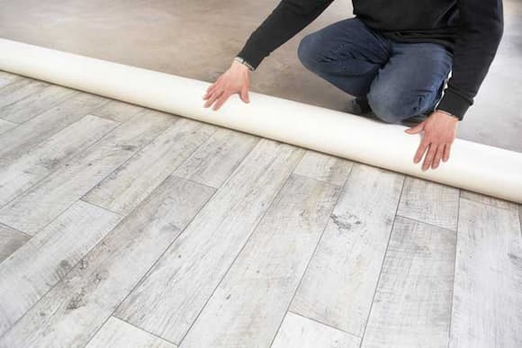 Instaling rolls vinyl flooring